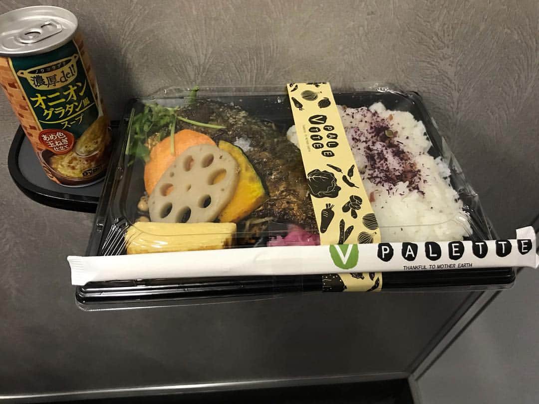 クロちゃんさんのインスタグラム写真 - (クロちゃんInstagram)「移動中にお昼ご飯。 お魚を食べてにゃにゃんこにゃーん♪」3月30日 14時45分 - kurochandesuwawa