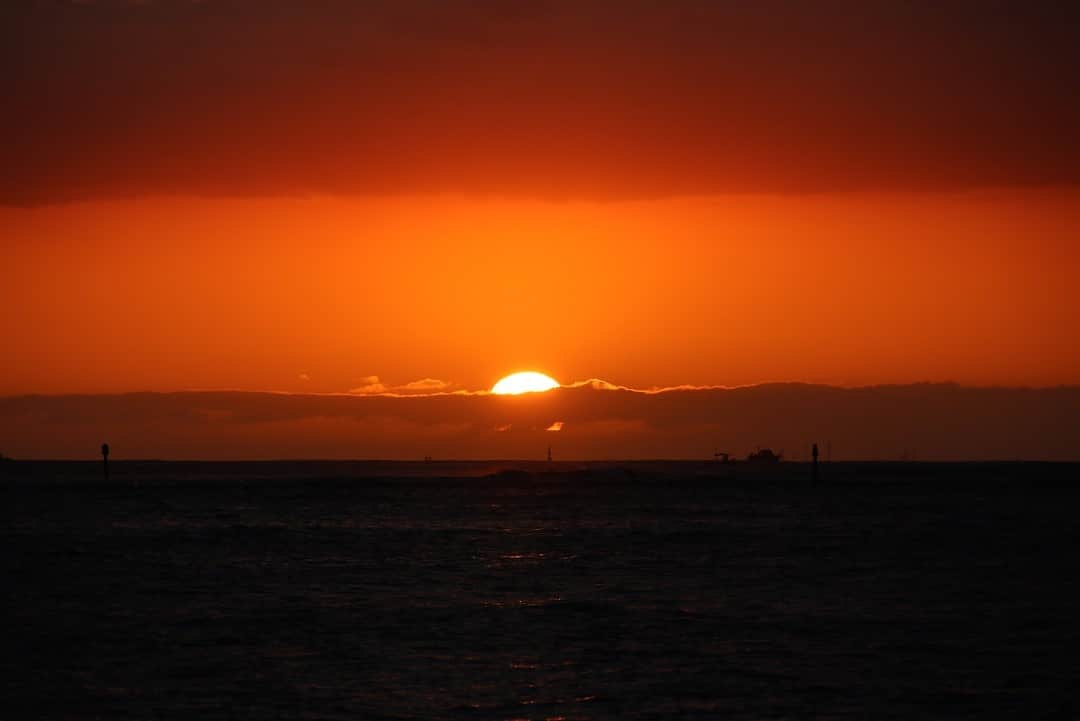 坂元美香さんのインスタグラム写真 - (坂元美香Instagram)「sunset today! 2019/03/29 . 今日も雲でした😂水平線に沈む夕日を見れたのはもう何年も前で、ここ数年はまったく見れていない。でも昨年は1週間全部雨で太陽さえも見れなかったから、夕日見れただけでも幸せだね☺️ Live見てくださった方ありがとうございました！ . #sunsetphotobymikasakamoto #sunset #hawaii #sunsetlovers #sunsethunter #ハワイ #夕陽 #夕日 #イマソラ」3月30日 14時48分 - mika_saka