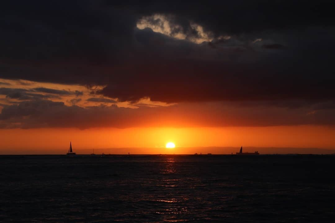 坂元美香さんのインスタグラム写真 - (坂元美香Instagram)「sunset today! 2019/03/29 . 今日も雲でした😂水平線に沈む夕日を見れたのはもう何年も前で、ここ数年はまったく見れていない。でも昨年は1週間全部雨で太陽さえも見れなかったから、夕日見れただけでも幸せだね☺️ Live見てくださった方ありがとうございました！ . #sunsetphotobymikasakamoto #sunset #hawaii #sunsetlovers #sunsethunter #ハワイ #夕陽 #夕日 #イマソラ」3月30日 14時48分 - mika_saka