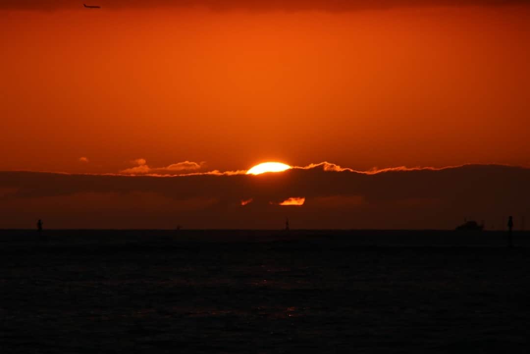 坂元美香さんのインスタグラム写真 - (坂元美香Instagram)「sunset today! 2019/03/29 . 今日も雲でした😂水平線に沈む夕日を見れたのはもう何年も前で、ここ数年はまったく見れていない。でも昨年は1週間全部雨で太陽さえも見れなかったから、夕日見れただけでも幸せだね☺️ Live見てくださった方ありがとうございました！ . #sunsetphotobymikasakamoto #sunset #hawaii #sunsetlovers #sunsethunter #ハワイ #夕陽 #夕日 #イマソラ」3月30日 14時48分 - mika_saka