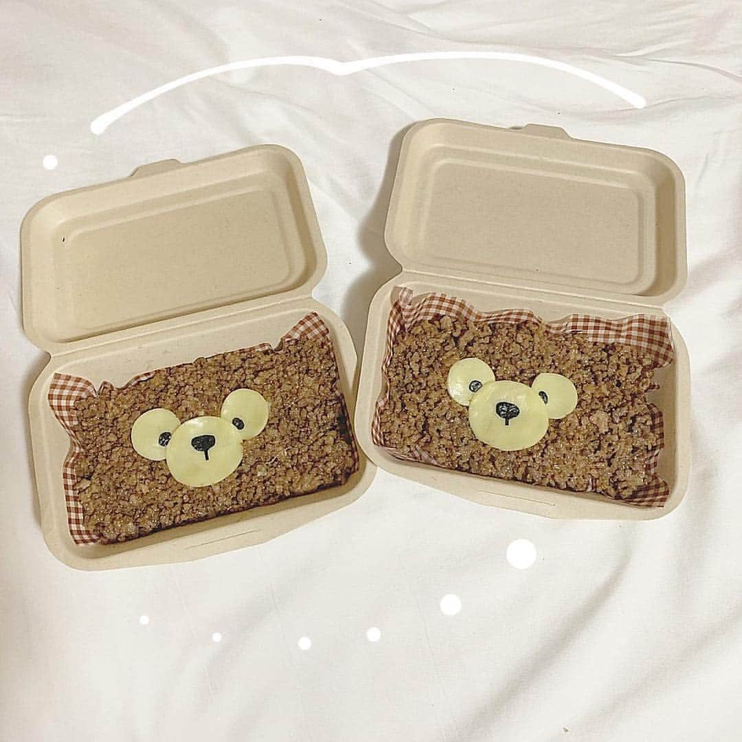 SUCLEさんのインスタグラム写真 - (SUCLEInstagram)「#お弁当﻿ ピクニックやおでかけに持っていきたい！﻿ ﻿ かわいいお弁当のご紹介です💭﻿ ﻿ ダッフィーのキャラ弁、完成が高すぎて食べるのがもったいない✨﻿ ﻿ ぜひ参考にしてみてください👀﻿ ﻿ photo by @rn__525 ﻿﻿﻿ Sucle のBASEにて、Sucleオリジナル巾着ポーチを販売中✨﻿ ﻿ プロフィールのURLかストーリーズのURLからジャンプできるので、ぜひチェックしてみてください！﻿ ﻿ @sucle_ では紹介する写真を募集中👧🏻﻿﻿ ﻿﻿﻿﻿﻿ ﻿﻿﻿﻿﻿﻿﻿﻿﻿﻿﻿﻿﻿ タグ付けやハッシュタグをつけてくれた投稿からもピックアップした写真をリポストしています！﻿﻿﻿﻿﻿﻿﻿﻿﻿﻿﻿﻿﻿﻿ #sucle をつける か このアカウントをタグ付けして投稿してね📸﻿﻿﻿﻿﻿﻿﻿﻿﻿﻿﻿﻿﻿﻿ ﻿ #ダッフィー #ピクニック  #ピクニック弁当 #おしゃピク # キャラ弁  #キャラ弁当 #ダッフィー好き #ディズニーキャラ弁 #カバンの中身 #バッグの中身 #ディズニー #置き画倶楽部 #インスタ映え #おきが #置き画﻿ #インスタ映え #シュクレ #フォトジェニック #ファッション #お洒落 #かわいい #置き画くら部 #おしゃれさんと繋がりたい #おしゃれ #お洒落さんと繋がりたい #可愛い #ootd #おきがくらぶ﻿﻿ ﻿」3月30日 14時57分 - sucle_