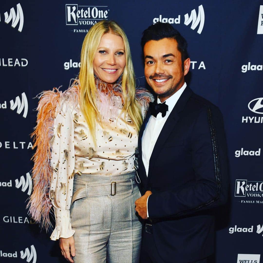 アンソニー・ラモスのインスタグラム：「It was so wonderful to have @gwynethpaltrow join the @glaad family for our big 30th Anniversary. She is a powerhouse whom I have admired for a long time so it was an honor to have her celebrating #LGBTQ achievements at the #GLAADawards with us. Thanks, GP! ❤️」