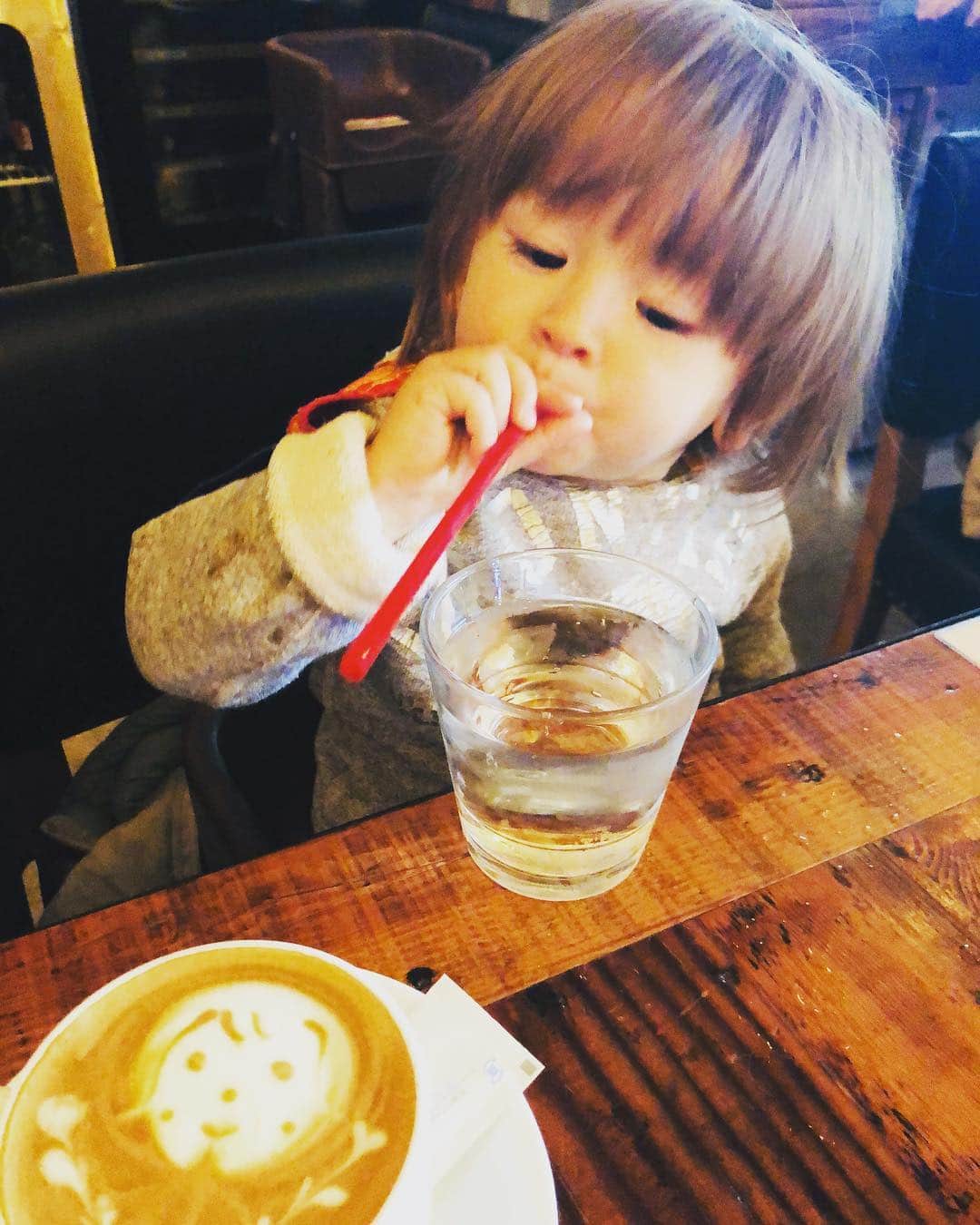 大桑マイミのインスタグラム：「ラテアート ✨ottoみたい〜 #happysaturday  #familytime」