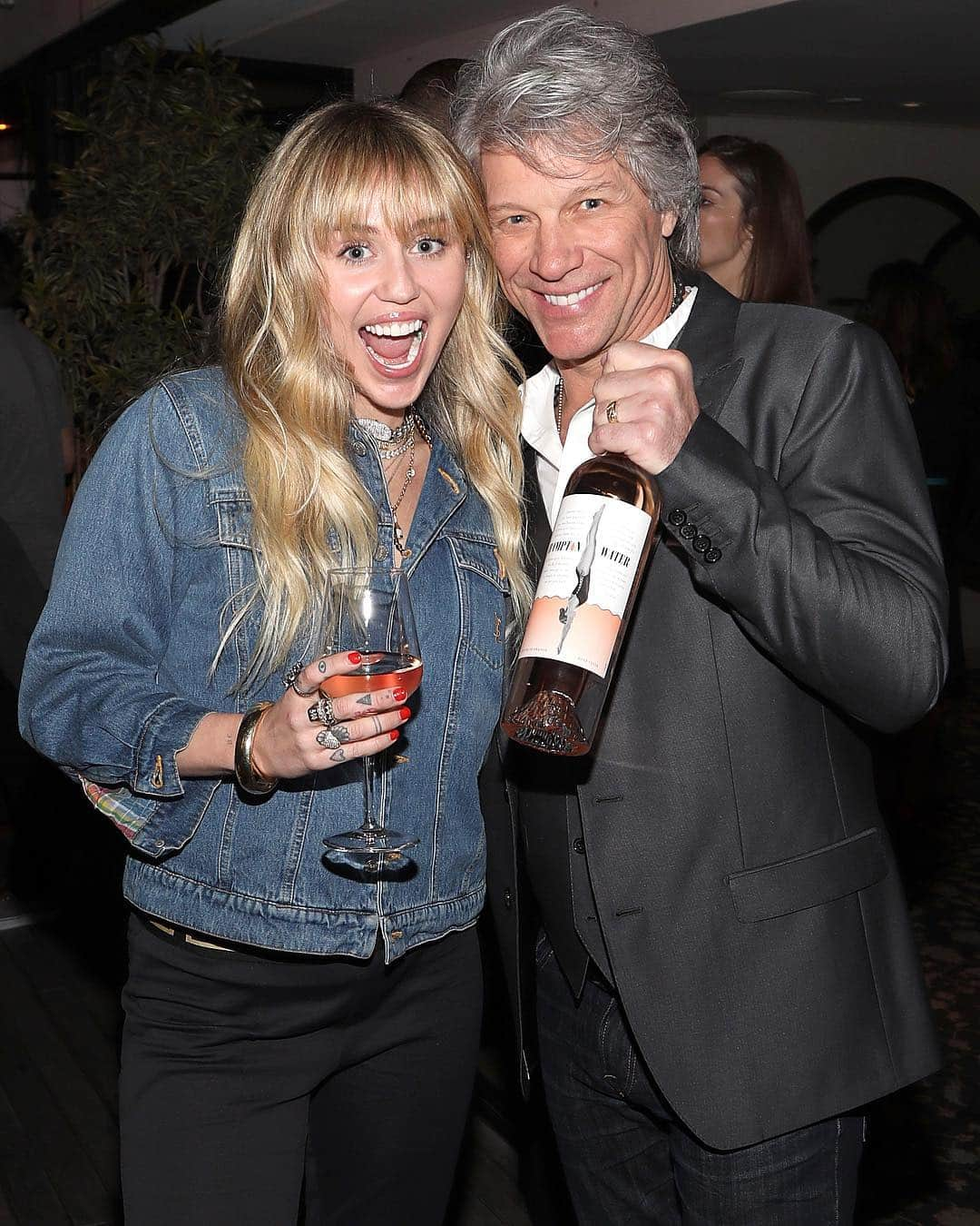 Just Jaredさんのインスタグラム写真 - (Just JaredInstagram)「@mileycyrus shows off her Hannah Montana inspired locks at @jonbonjovi’s Hampton Water launch party! #MileyCyrus #HannahMontana #BonJovi Photos: Getty」3月30日 15時00分 - justjared