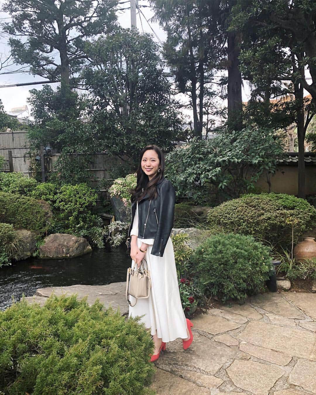 農海姫夏さんのインスタグラム写真 - (農海姫夏Instagram)「とりあえず下を向く。 ・ ・ 春になるとなぜか ワンピースを着たくなる👗」3月30日 15時02分 - hina_noumi