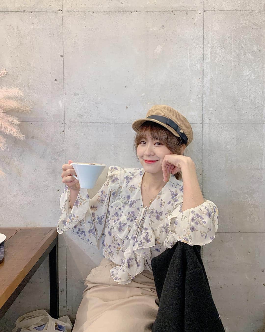 郭圈圈さんのインスタグラム写真 - (郭圈圈Instagram)「每次熱賣的單品之二 比較意外的是大家也很愛這裙子😍本來以為這種不同材質拼接的大家接受度較低 是我錯了😆 只要是穿起來美美的大家都愛吧😎 全身單品都還可以預訂 可以私訊 @marumaru_lea_official 也可以直接蝦皮下單 : helloiamlea . . . . . . . . #cafeandother#ootd#style#outfit#bloggerstyle#ootdshare#ootdfashion#ootdstyle#ootdguide#ootdtaiwan#stylegram#ootdmagazine#personalstyle#lookoftheday#springlook#seoul#seoulcafe#首爾咖啡廳#カフェ#韓國首爾##leainseoul#lea_korea#lea_outfit#20190324 #圈圈去韓國🇰🇷」3月30日 15時03分 - helloiamlea