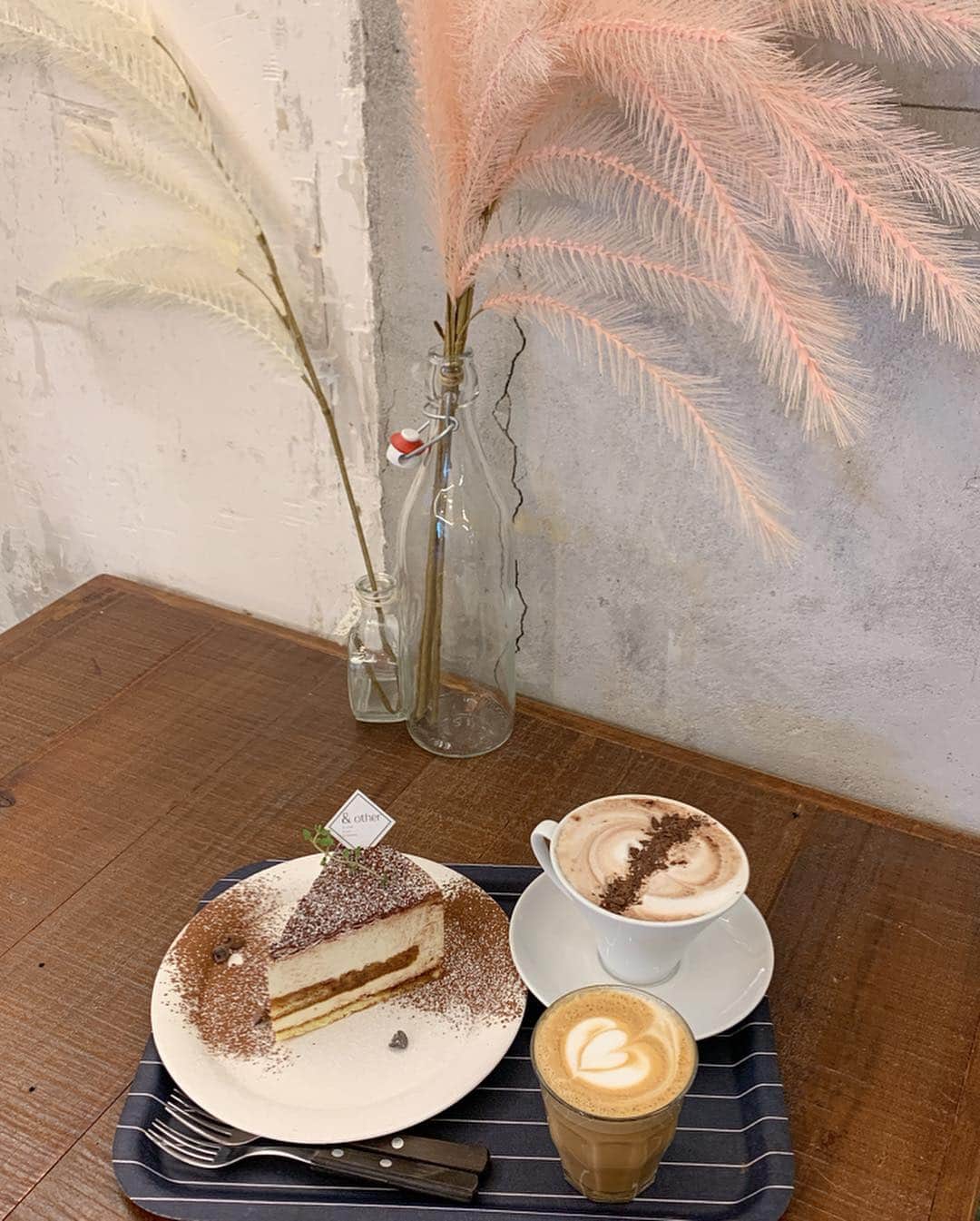 郭圈圈さんのインスタグラム写真 - (郭圈圈Instagram)「每次熱賣的單品之二 比較意外的是大家也很愛這裙子😍本來以為這種不同材質拼接的大家接受度較低 是我錯了😆 只要是穿起來美美的大家都愛吧😎 全身單品都還可以預訂 可以私訊 @marumaru_lea_official 也可以直接蝦皮下單 : helloiamlea . . . . . . . . #cafeandother#ootd#style#outfit#bloggerstyle#ootdshare#ootdfashion#ootdstyle#ootdguide#ootdtaiwan#stylegram#ootdmagazine#personalstyle#lookoftheday#springlook#seoul#seoulcafe#首爾咖啡廳#カフェ#韓國首爾##leainseoul#lea_korea#lea_outfit#20190324 #圈圈去韓國🇰🇷」3月30日 15時03分 - helloiamlea