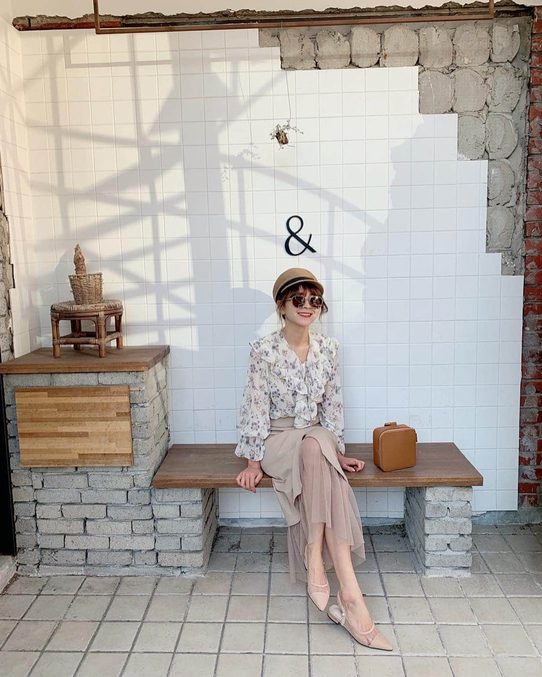 郭圈圈さんのインスタグラム写真 - (郭圈圈Instagram)「每次熱賣的單品之二 比較意外的是大家也很愛這裙子😍本來以為這種不同材質拼接的大家接受度較低 是我錯了😆 只要是穿起來美美的大家都愛吧😎 全身單品都還可以預訂 可以私訊 @marumaru_lea_official 也可以直接蝦皮下單 : helloiamlea . . . . . . . . #cafeandother#ootd#style#outfit#bloggerstyle#ootdshare#ootdfashion#ootdstyle#ootdguide#ootdtaiwan#stylegram#ootdmagazine#personalstyle#lookoftheday#springlook#seoul#seoulcafe#首爾咖啡廳#カフェ#韓國首爾##leainseoul#lea_korea#lea_outfit#20190324 #圈圈去韓國🇰🇷」3月30日 15時03分 - helloiamlea