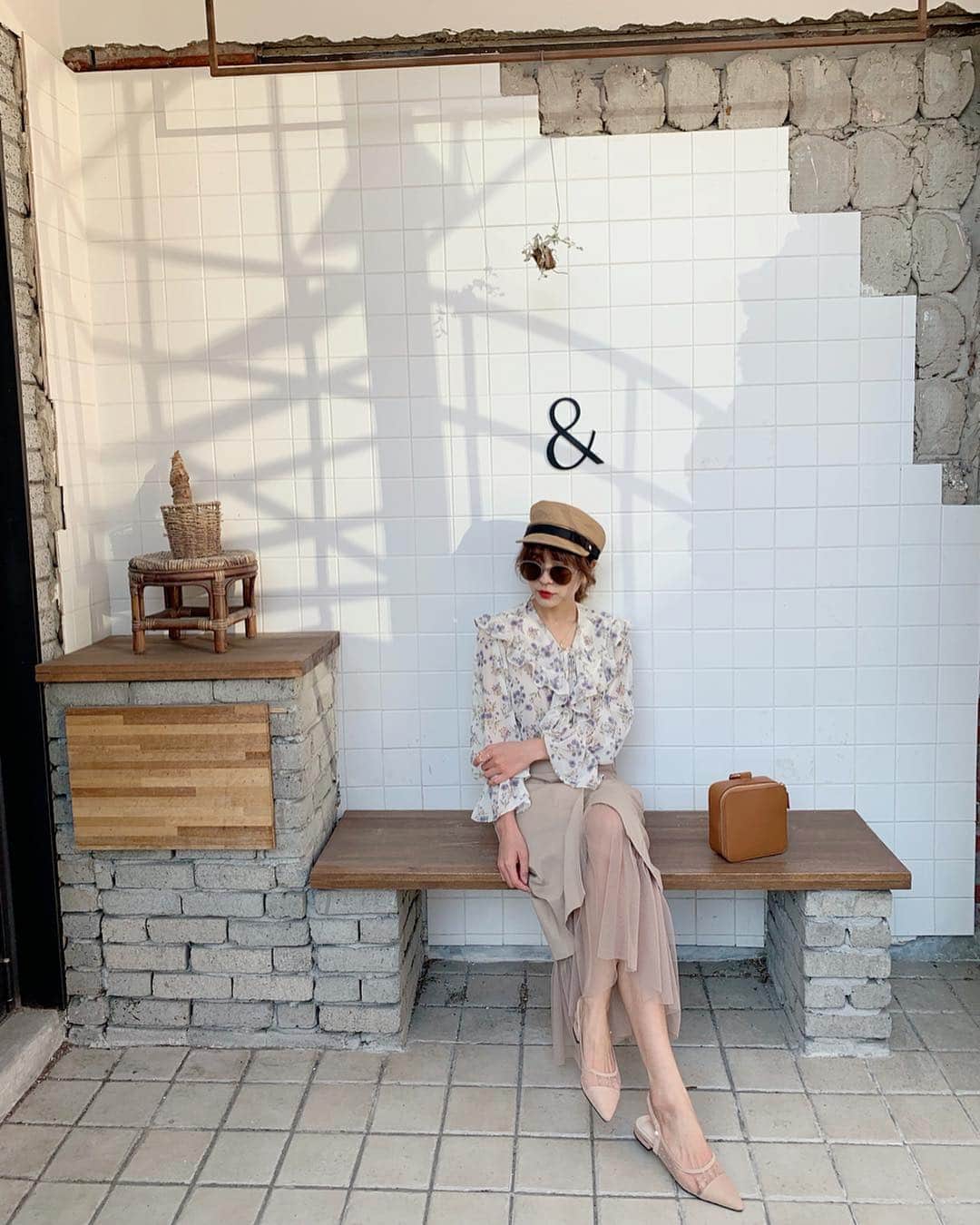 郭圈圈さんのインスタグラム写真 - (郭圈圈Instagram)「每次熱賣的單品之二 比較意外的是大家也很愛這裙子😍本來以為這種不同材質拼接的大家接受度較低 是我錯了😆 只要是穿起來美美的大家都愛吧😎 全身單品都還可以預訂 可以私訊 @marumaru_lea_official 也可以直接蝦皮下單 : helloiamlea . . . . . . . . #cafeandother#ootd#style#outfit#bloggerstyle#ootdshare#ootdfashion#ootdstyle#ootdguide#ootdtaiwan#stylegram#ootdmagazine#personalstyle#lookoftheday#springlook#seoul#seoulcafe#首爾咖啡廳#カフェ#韓國首爾##leainseoul#lea_korea#lea_outfit#20190324 #圈圈去韓國🇰🇷」3月30日 15時03分 - helloiamlea