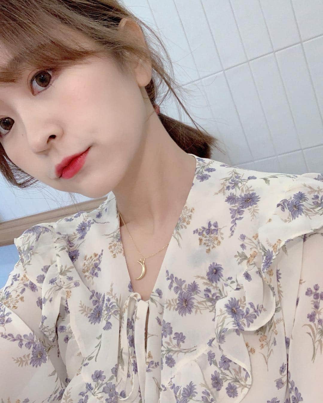 郭圈圈さんのインスタグラム写真 - (郭圈圈Instagram)「每次熱賣的單品之二 比較意外的是大家也很愛這裙子😍本來以為這種不同材質拼接的大家接受度較低 是我錯了😆 只要是穿起來美美的大家都愛吧😎 全身單品都還可以預訂 可以私訊 @marumaru_lea_official 也可以直接蝦皮下單 : helloiamlea . . . . . . . . #cafeandother#ootd#style#outfit#bloggerstyle#ootdshare#ootdfashion#ootdstyle#ootdguide#ootdtaiwan#stylegram#ootdmagazine#personalstyle#lookoftheday#springlook#seoul#seoulcafe#首爾咖啡廳#カフェ#韓國首爾##leainseoul#lea_korea#lea_outfit#20190324 #圈圈去韓國🇰🇷」3月30日 15時03分 - helloiamlea