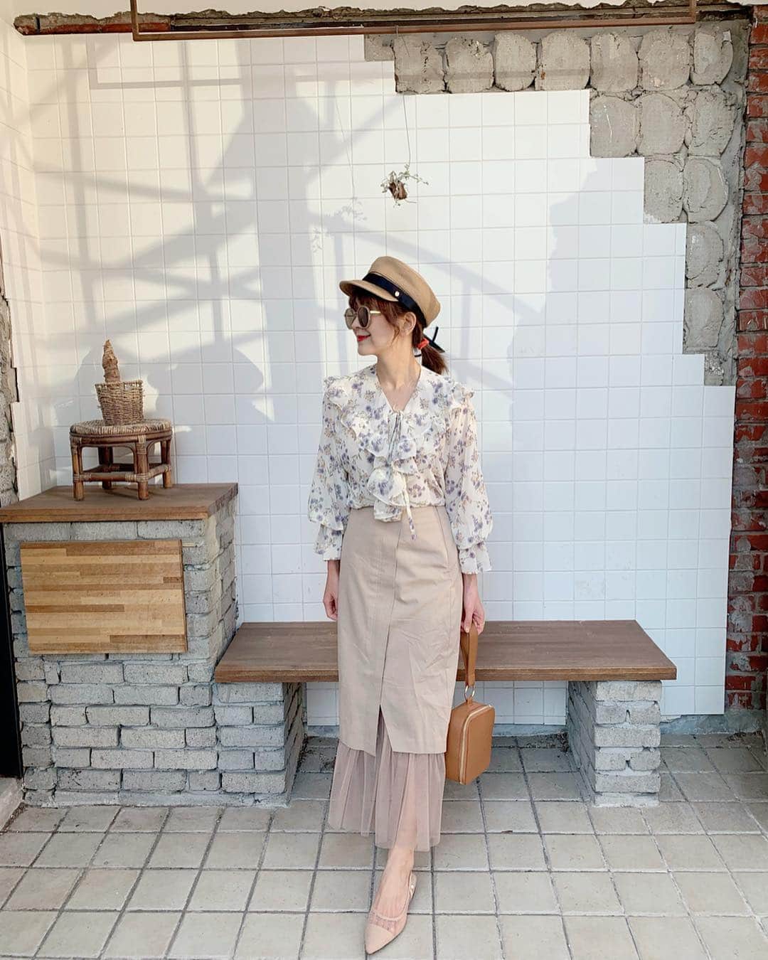 郭圈圈さんのインスタグラム写真 - (郭圈圈Instagram)「每次熱賣的單品之二 比較意外的是大家也很愛這裙子😍本來以為這種不同材質拼接的大家接受度較低 是我錯了😆 只要是穿起來美美的大家都愛吧😎 全身單品都還可以預訂 可以私訊 @marumaru_lea_official 也可以直接蝦皮下單 : helloiamlea . . . . . . . . #cafeandother#ootd#style#outfit#bloggerstyle#ootdshare#ootdfashion#ootdstyle#ootdguide#ootdtaiwan#stylegram#ootdmagazine#personalstyle#lookoftheday#springlook#seoul#seoulcafe#首爾咖啡廳#カフェ#韓國首爾##leainseoul#lea_korea#lea_outfit#20190324 #圈圈去韓國🇰🇷」3月30日 15時03分 - helloiamlea