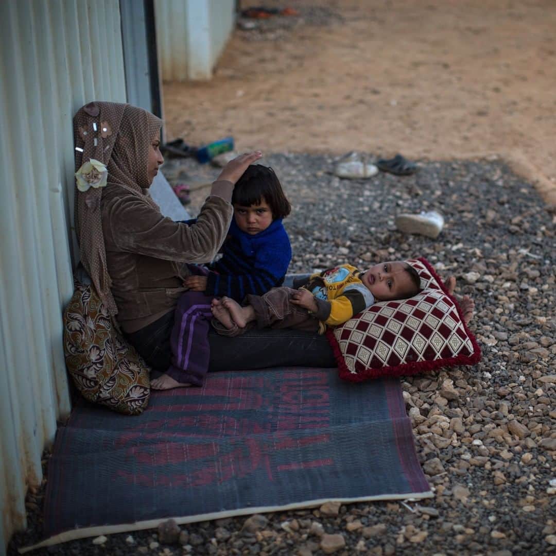 のインスタグラム：「Photo by Muhammed Muheisen @mmuheisen | A Syrian refugee tends to her younger siblings outside their family’s shelter at Azraq refugee camp in Jordan. For more photos and videos of the refugee crisis, follow me @mmuheisen @everydayrefugees and @mmuheisenpublic #everydayrefugees #muhammedmuheisen」