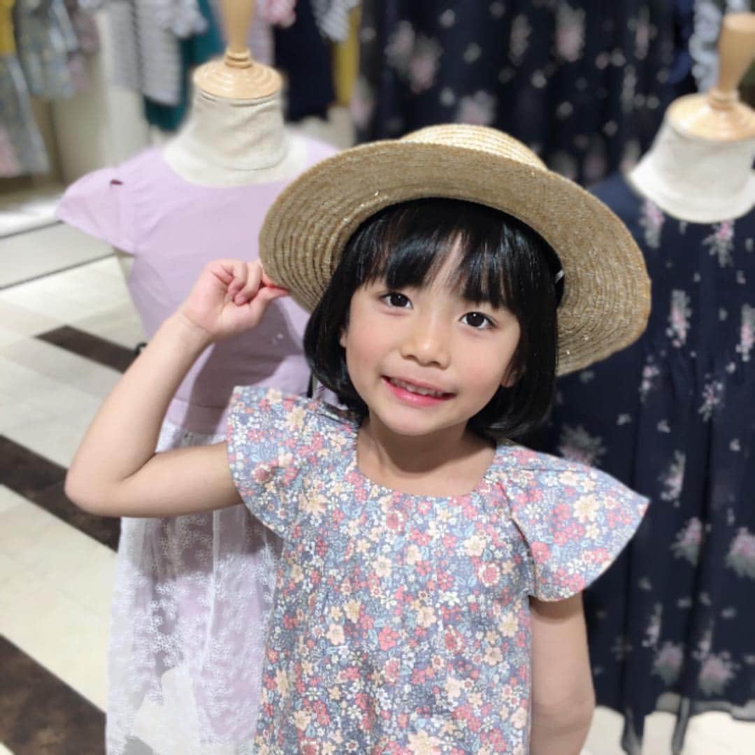 TAPPETのインスタグラム：「. こんにちは！ 27日からスタートしております 阪急うめだ本店11階でのポップアップショップ。 連日たくさんのお客様にご来店いただき スタッフも楽しく過ごさせていただいております😊 . 可愛いお客様もたくさん ご来店いただきました🎀 . Tシャツやハーフパンツ、 女の子にオススメの花柄セットアップなど 人気アイテムを 豊富に取り揃えております👍  本日も21:00まで皆さまのご来店お待ちしております🎵」