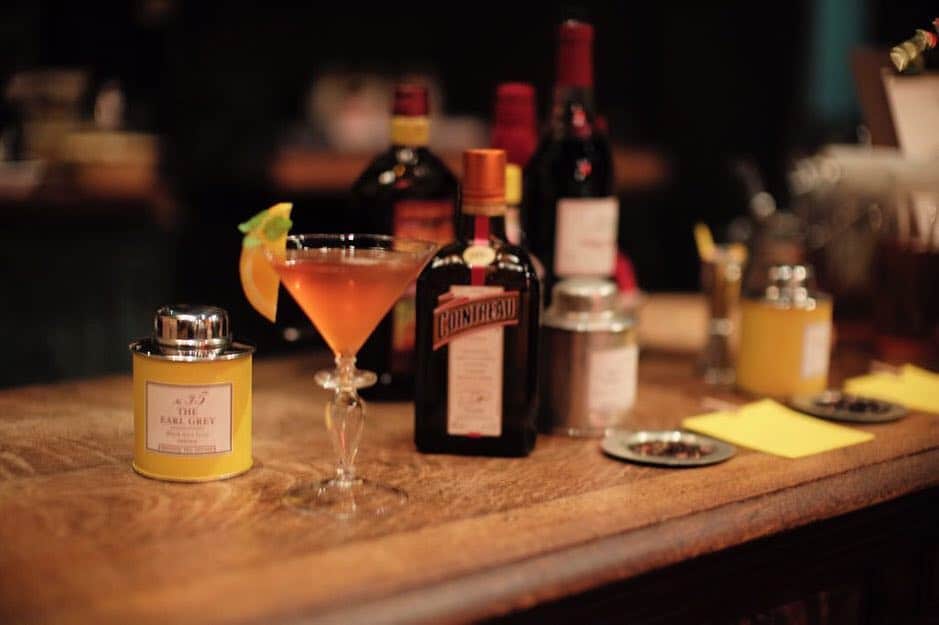 のインスタグラム：「【INFORMATION】 BAR BELLOCQ ～アレンジカクテルとのフードペアリング～  3月31日(日)、アッシュペーブチック @boutique_kobe にて、「BAR BELLOCQ」をオープンします。 バーテンダーのハチページによるBELLOCQのブレンドティーを使用し、アレンジカクテル4種類と、Coqueによるアレンジフードをご用意します。 ． ■日時:3月31日(日)15:00～18:00 ■場所: @boutique_kobe ■入場料:￥2,500 ※ドリンク2杯付 ※おかわりは￥500  カクテルとのフードペアリングを、心ゆくまでお楽しみください。  #bellocq #bar #barbellocq #アッシュペーブチック #boutique #kobe #神戸 #kaiganbuilding #anniversary #party #hpfrance #アッシュペーフランス #howpeoplelive」