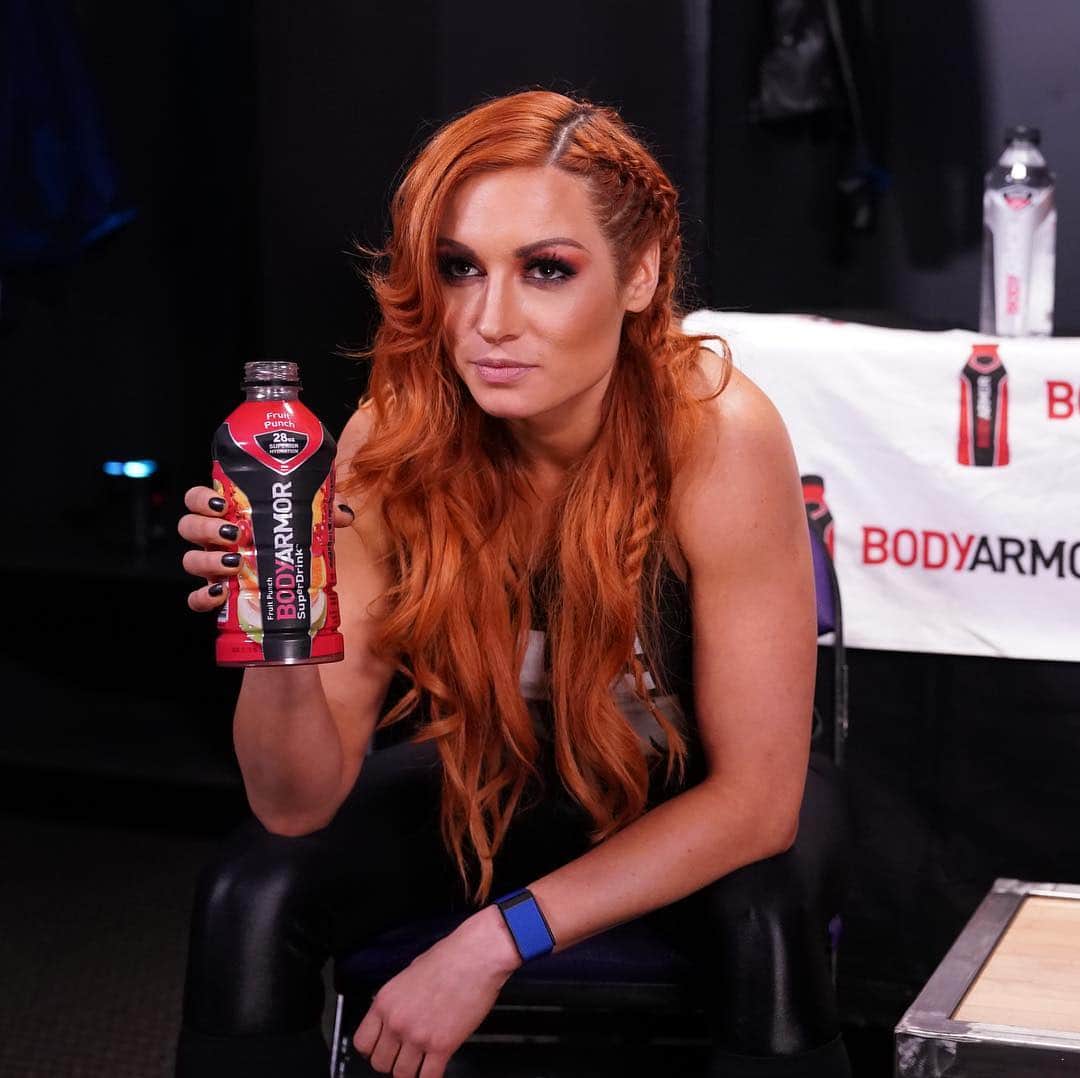 レベッカ・ノックスのインスタグラム：「DON’T. CROSS. ME. Hydrating with @DrinkBODYARMOR before it all goes down… #ObsessedWithBetter」