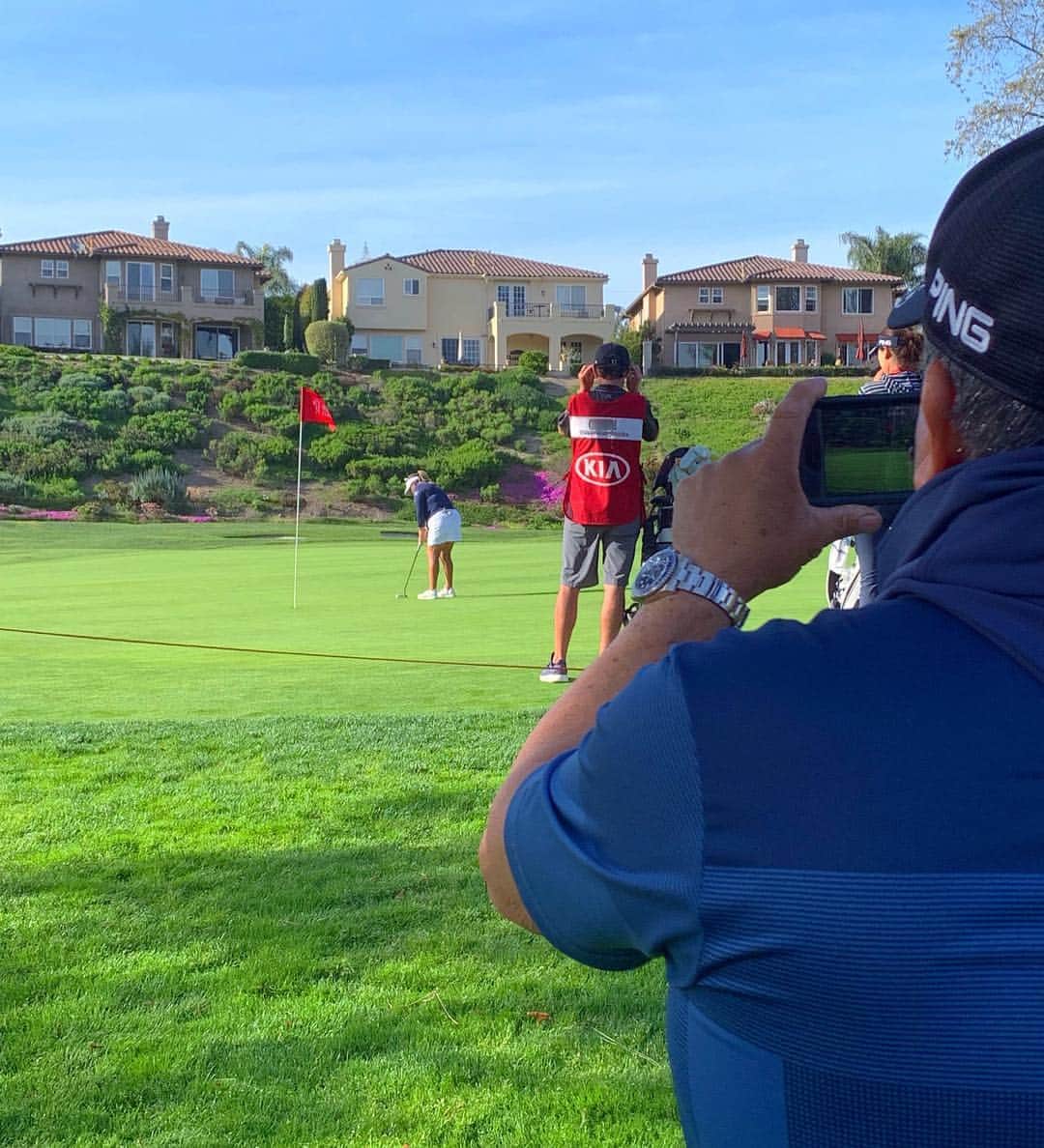リセット・サラスのインスタグラム：「🎀Daddy's Girl🎀  Regardless if I'm in contention or grinding to make the cut, papa is always there! check out my story for the video of my approach shot 📷: @nikki_gatch  @pingtour  #DriveOn」