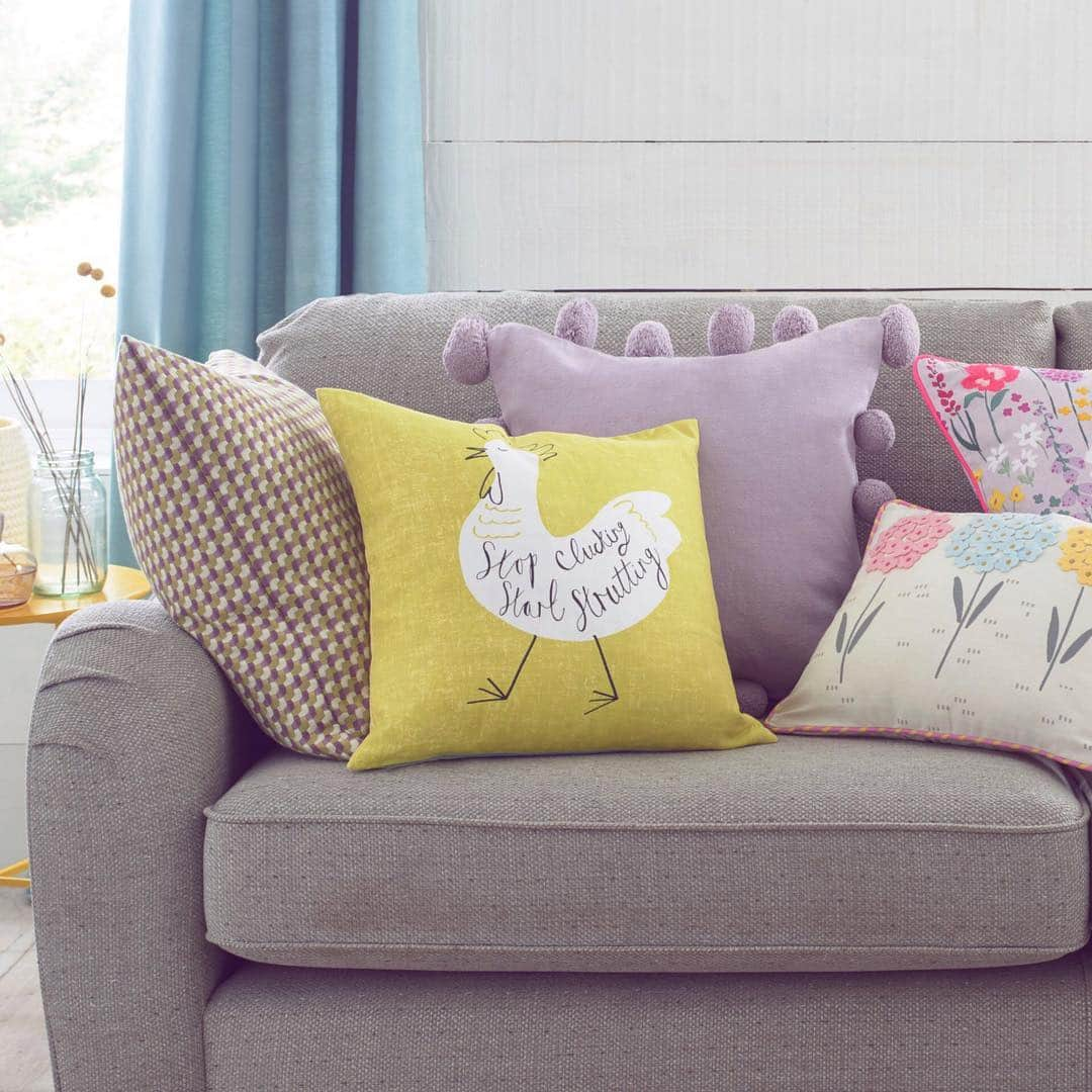 Nextさんのインスタグラム写真 - (NextInstagram)「Happiness is... filling your sofa with your favourite cushions only to move them when you sit down - who's with us? 😆🙋🔍 348416, 918782, 319393 & 638590. #hellohappy #cushions #sofa #home #homeware #interior #nexthome #homedecor #homeinterior #bright #spring」3月31日 2時10分 - nextofficial