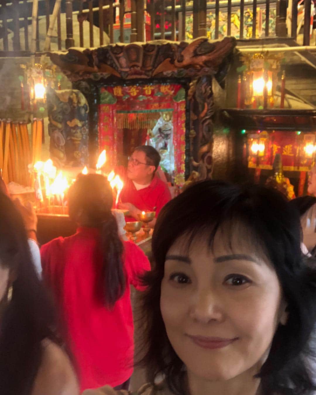 南果歩さんのインスタグラム写真 - (南果歩Instagram)「#ArtBasel の合間に寺院巡りも😊 #蓮花宮 の中に入ると、人々の祈りのエネルギーで気分も上がる‼️香港の人達は全てにおいてパワー全開🌈 #ガイドブックに載っていないパワースポット #香港寺院巡り #南果歩アートと祈りの旅」3月31日 0時42分 - kaho_minami