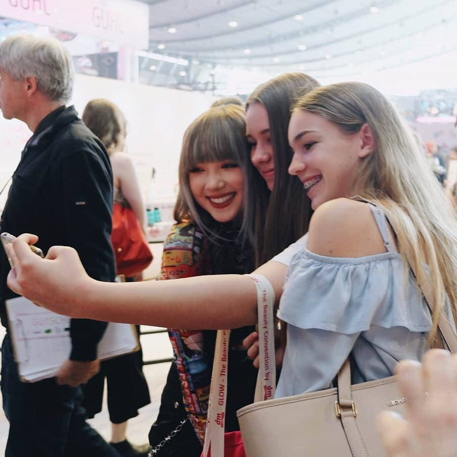 ヤンニーン・ワイゲルさんのインスタグラム写真 - (ヤンニーン・ワイゲルInstagram)「Danke für all die Liebe❤️🇩🇪 Thank you for the love🥰 #glowcon #glowbydm (Ad/Werbung)」3月31日 0時37分 - jannineweigel