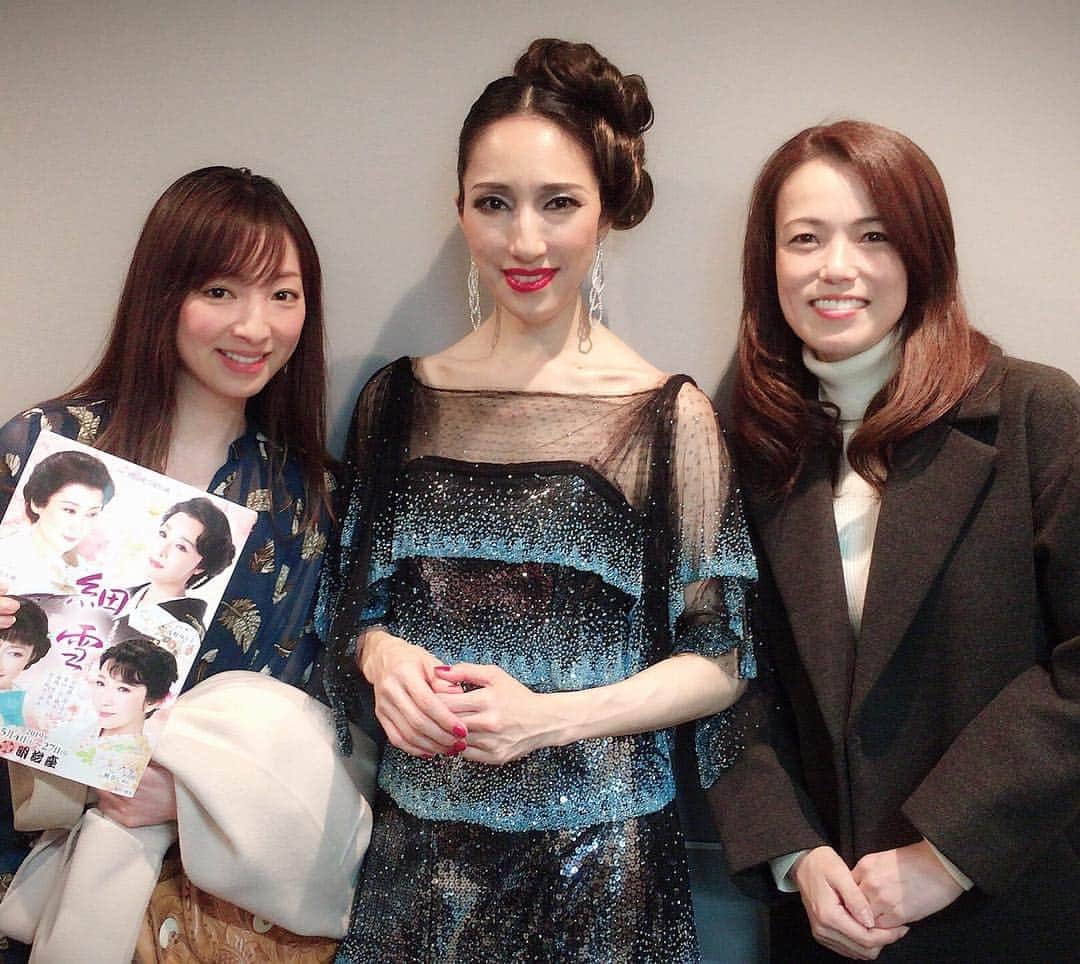 白羽ゆりのインスタグラム：「水さんの舞台「Gran  Tango」を観てきました！  本場アルゼンチンの方の演奏での踊りに、観ていてぞくぞくしました。  セクシーでシャープ。水さんにぴったりの世界観！さすがです。  偶然お隣の席に、ゆみこさん！(彩吹さん)久しぶりにお会い出来て嬉しかったです。  舞風さんも凄かった〜。 観れて良かったです✨✨」