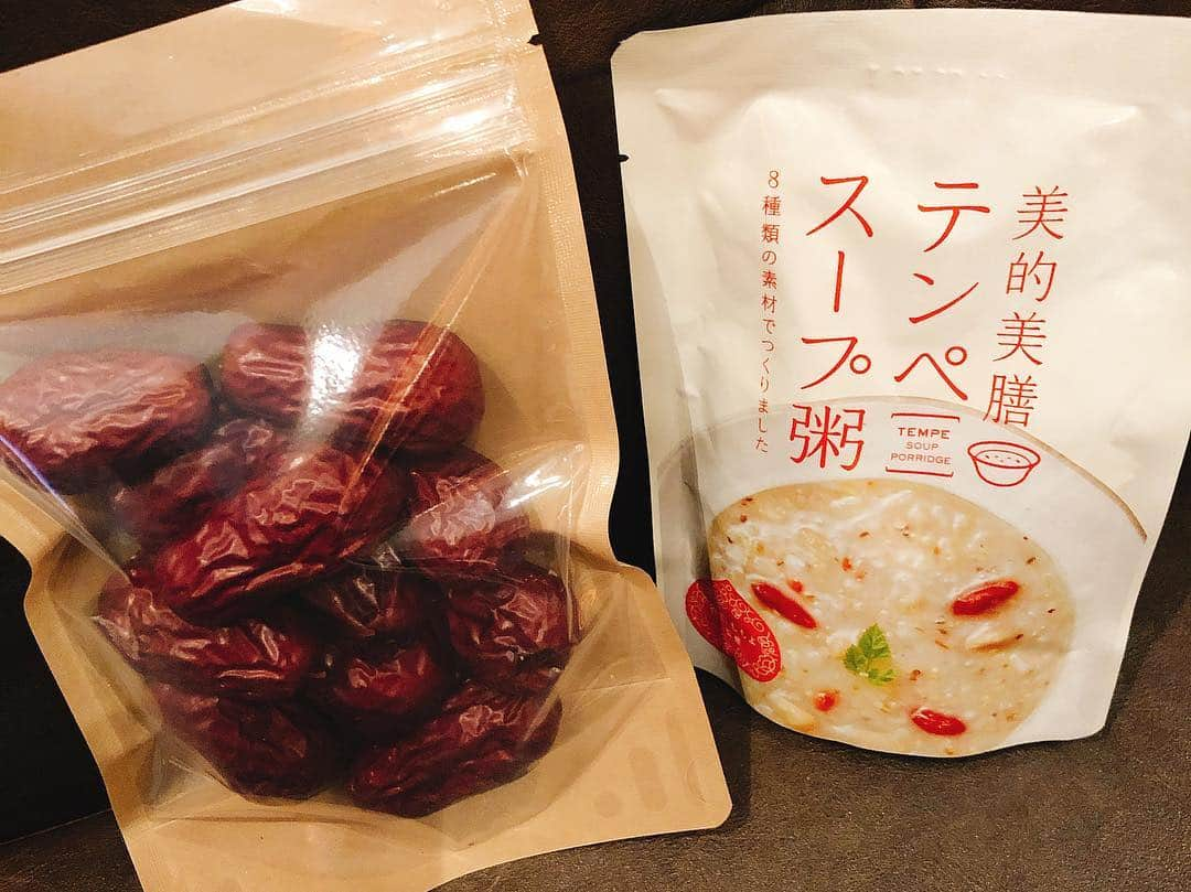 山田まりやさんのインスタグラム写真 - (山田まりやInstagram)「白金台BLUE POINTにて加藤シェフのveganコースランチを堪能❣️😋 ・ #薬膳料理研究家 #谷口ももよ 先生 @yakuzensalon と私はメインに ジビエの猪🐗とエゾ鹿🦌を😋✨ ・ #ビューティーフード 研究家の #室谷真由美 ちゃん @muroya_mayumi は メインに#大豆ミート とは思えない！#vegan 料理ではなかなか味わえない#フランス料理 風のメインを😋✨ ・ #ムネくん には5枚目の様に #vegan で#洋食 風に😍🙌✨ ・ 2、3枚目 コースはテスコム 極鮮 真空ミキサーを使っての究極の#スムージー と💚✨ 腸内環境を抜群に整えてくれる #コンブチャ からスタート🧡✨ ・ 4枚目 #豆乳ヨーグルト に#生スピルリナ と#アサイー と#オーガニック ベリーや#グラノーラ などが入った贅沢🥣❣️と続き🤣🙌✨ ・ この後の２つ連続投稿の 素晴らしいお料理の数々へ〜😍✨ ・ 一皿毎に加藤シェフ @kato7792 の 熱い解説付き😂🙌✨✨✨でw ・ さらに旨味パッション増し増しでw 最高に愉しませていただきました❣️😋🤤🍽✨ ・ ももよ先生と真由ちゃんと 色んなお話し出来てワクワク😆♥️ ・ 7、8枚目 ももよ先生が監修され 先日#ショップチャンネル でも大好評だった#美的美膳テンペスープ粥  と😍✨ お教室で大人気の大っきな#棗 ！をプレゼントして下さいました🎁✨ ・ 1枚目で私が着けているピアスは 先日真由ちゃんからのお誕生日プレゼント🎁✨ ・ お腹も心も満たされて幸せなランチ会でした😂🙏♥️✨」3月31日 0時41分 - mariya.yamada