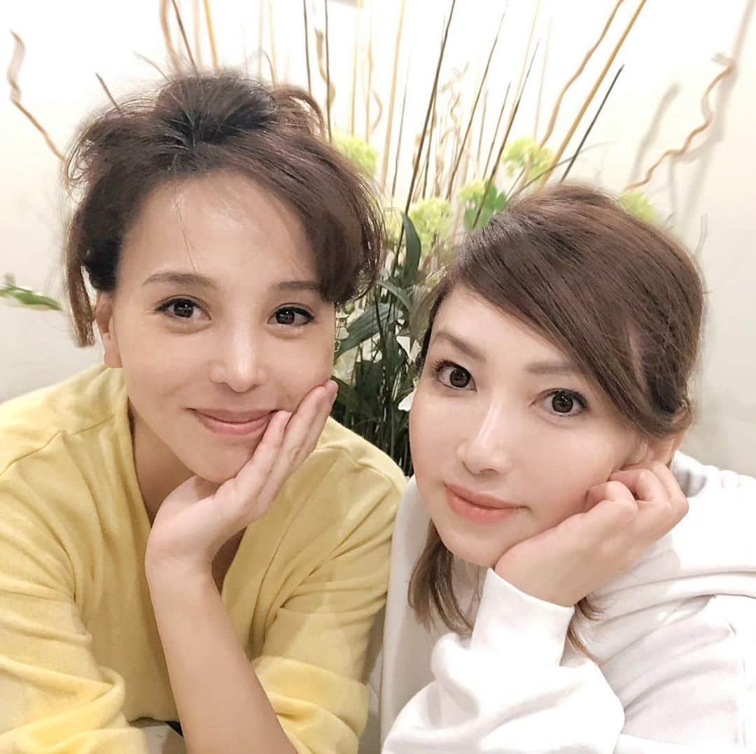 麻美さんのインスタグラム写真 - (麻美Instagram)「親友が😘😘😘 @shimastaywell  大好物🍫持って遊びに来てくれた ． 娘と取り合いになる程🤣 激ウマスイーツ🍫 ． 今日も親子で楽しかった🙌 ありがとう😊 ． #楽しい#晩餐 #食後のデザート #神レベル#スイーツ #オードリー #大親友#親子で仲良し #love #bestfriend #thanks #sweet」3月31日 0時47分 - mami0s