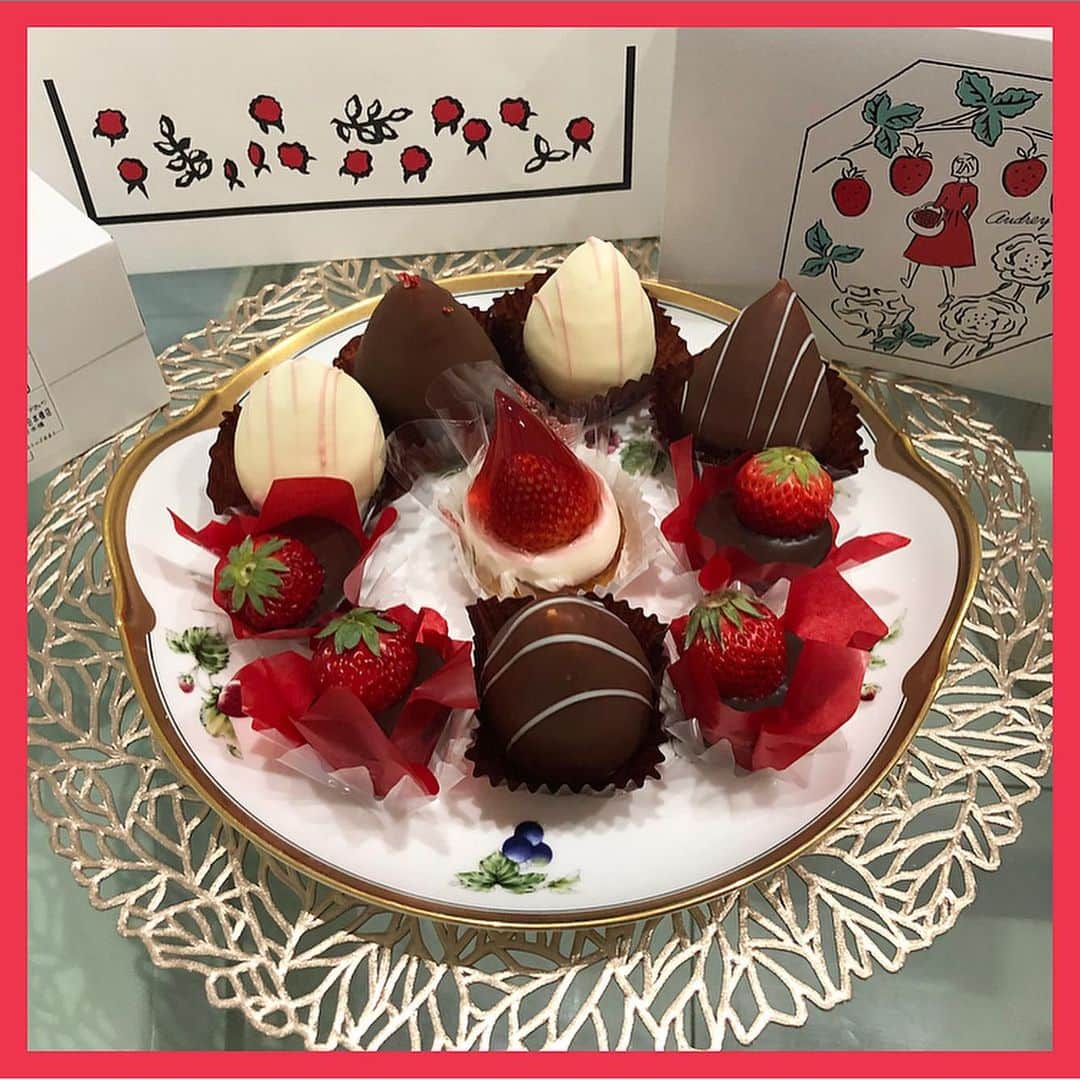 麻美さんのインスタグラム写真 - (麻美Instagram)「親友が😘😘😘 @shimastaywell  大好物🍫持って遊びに来てくれた ． 娘と取り合いになる程🤣 激ウマスイーツ🍫 ． 今日も親子で楽しかった🙌 ありがとう😊 ． #楽しい#晩餐 #食後のデザート #神レベル#スイーツ #オードリー #大親友#親子で仲良し #love #bestfriend #thanks #sweet」3月31日 0時47分 - mami0s