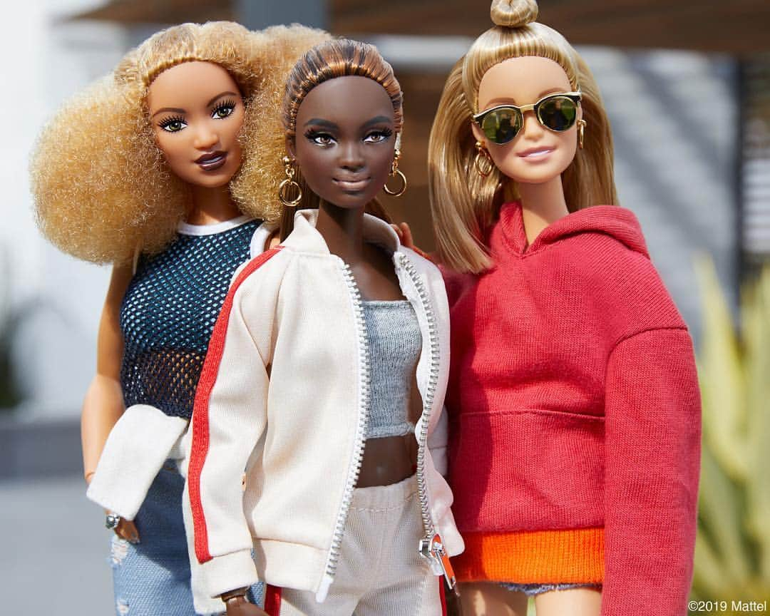 バービーさんのインスタグラム写真 - (バービーInstagram)「Surround yourself with friends who also want to get up and go! 👟 #barbie #barbiestyle」3月31日 1時01分 - barbiestyle