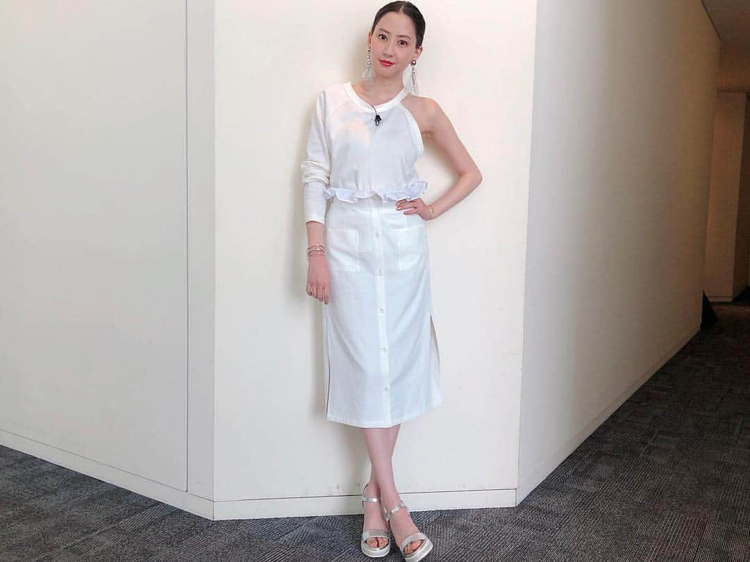 河北麻友子さんのインスタグラム写真 - (河北麻友子Instagram)「FASHION TOP, SKIRT&EARRINGS:  THE Dallas SANDALS: DIANA BANGLE: SILVER SPOON #FASHION #衣装」3月31日 0時54分 - mayukokawakitaofficial