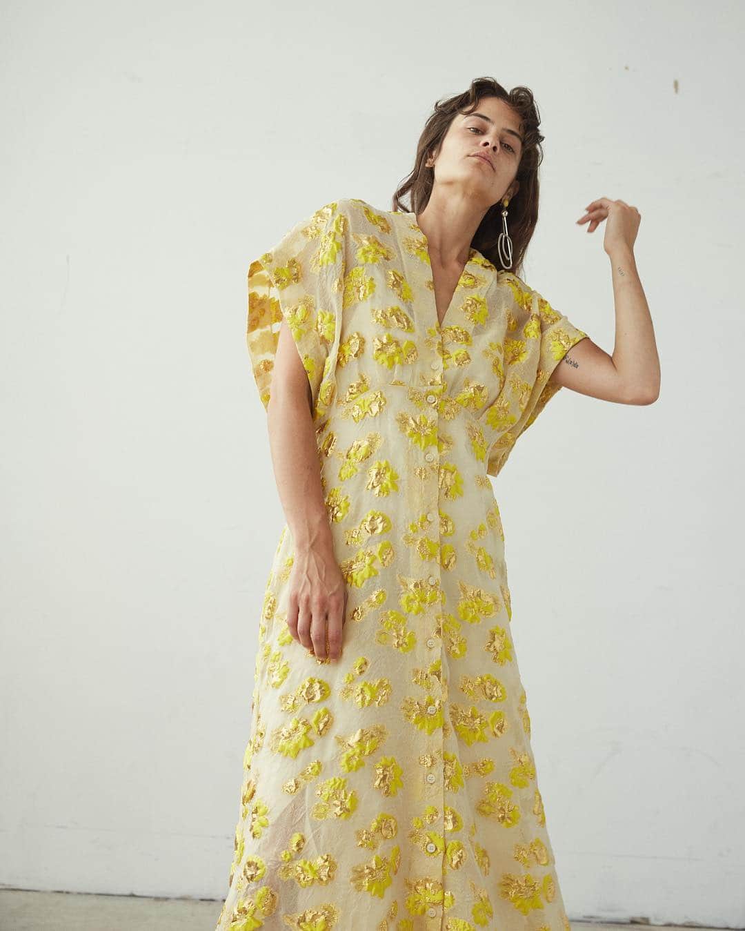レイチェルコーミーさんのインスタグラム写真 - (レイチェルコーミーInstagram)「Back in stock: TENDRIL DRESS in our special Gold Begonia fabric. Limited quantities avail!」3月31日 0時56分 - rachelcomey