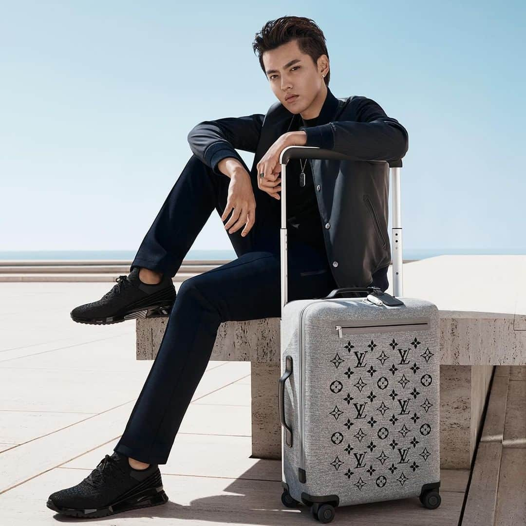 ルイ・ヴィトンさんのインスタグラム写真 - (ルイ・ヴィトンInstagram)「Travel light like #KrisWu. #LouisVuitton’s new Horizon Soft minimizes weight while maximizing volume. Explore the innovative rolling luggage collection designed by #MarcNewson via link in bio.」3月31日 1時00分 - louisvuitton