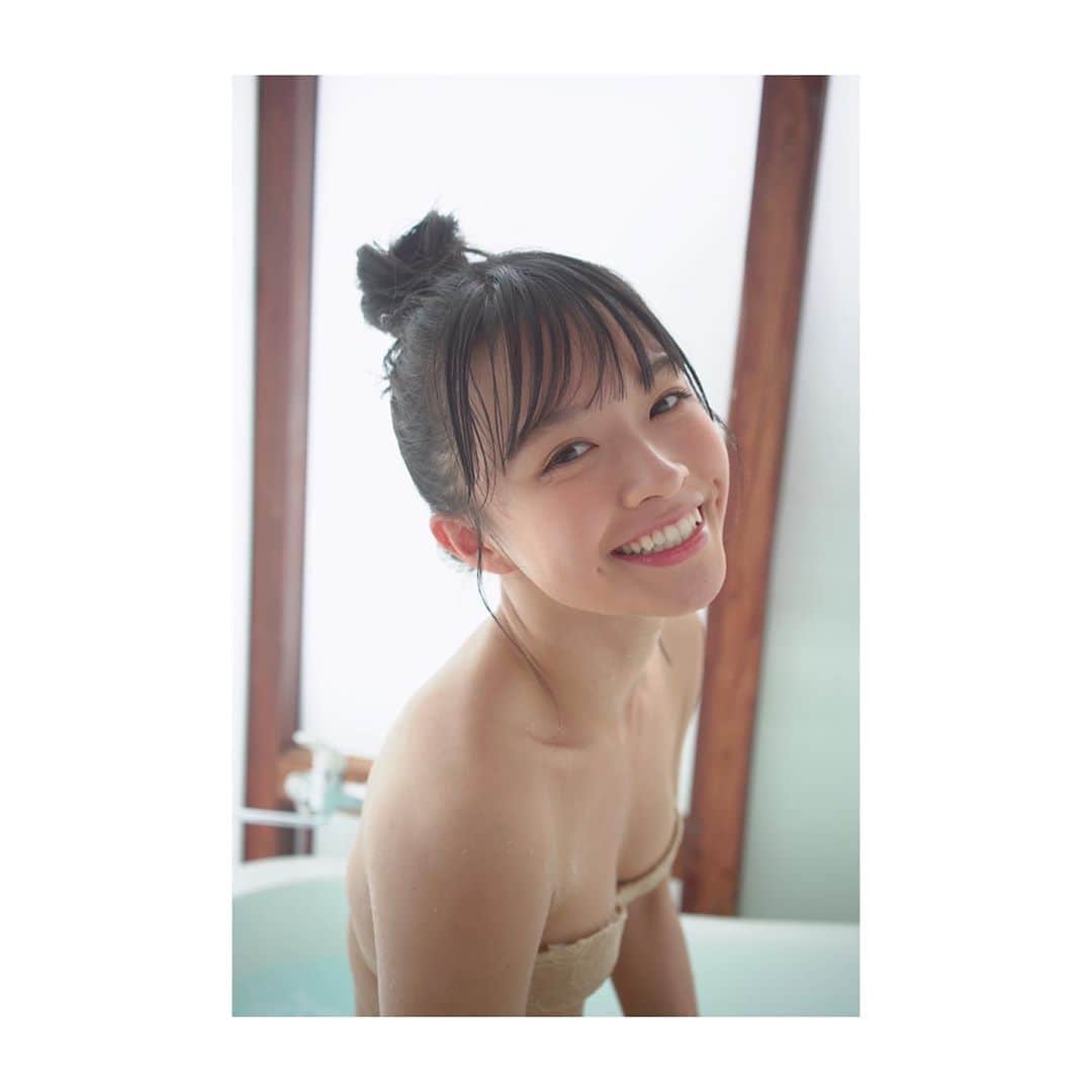 百川晴香さんのインスタグラム写真 - (百川晴香Instagram)「見てるでしょー！そんな見ないでー！みたいな🙈？(笑) #グラビア #百晴10周年 #横顔 #笑顔 #えくぼ #お風呂」3月31日 1時03分 - momokawaharuka