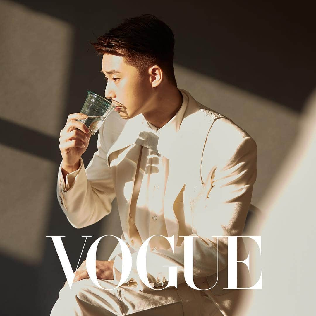 Vogue Taiwan Officialさんのインスタグラム写真 - (Vogue Taiwan OfficialInstagram)「#VogueCover 即將出刊的四月號，也就是國民男友朴敘俊 @bn_sj2013 登場！再度釋出幕後花絮照讓各位朴太太們滿足，不虧是副會長，連側拍也能帥氣得像正式畫報一般😎  Vogue Taiwan April issue is coming soon!  Here released two photos of behind the scenes, please looking forward to seeing Park Seo Jun’s cover story.  #박서준 #朴敘俊 #parkseojun #voguetaiwan #보그대만 #封面人物 #vogue封面 #幕後花絮 #behindthescenes #側拍」3月31日 1時04分 - voguetaiwan