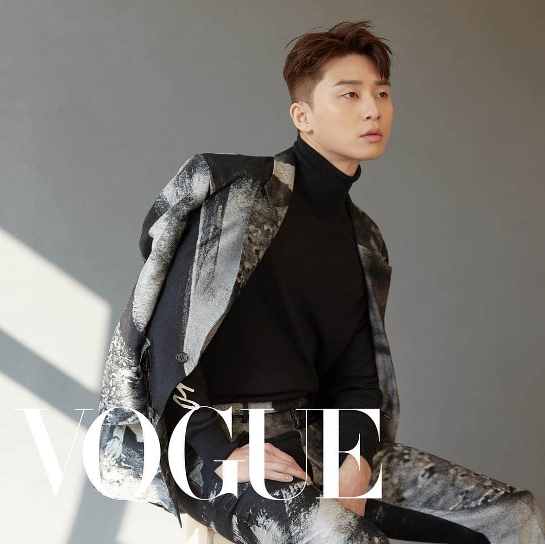 Vogue Taiwan Officialさんのインスタグラム写真 - (Vogue Taiwan OfficialInstagram)「#VogueCover 即將出刊的四月號，也就是國民男友朴敘俊 @bn_sj2013 登場！再度釋出幕後花絮照讓各位朴太太們滿足，不虧是副會長，連側拍也能帥氣得像正式畫報一般😎  Vogue Taiwan April issue is coming soon!  Here released two photos of behind the scenes, please looking forward to seeing Park Seo Jun’s cover story.  #박서준 #朴敘俊 #parkseojun #voguetaiwan #보그대만 #封面人物 #vogue封面 #幕後花絮 #behindthescenes #側拍」3月31日 1時04分 - voguetaiwan