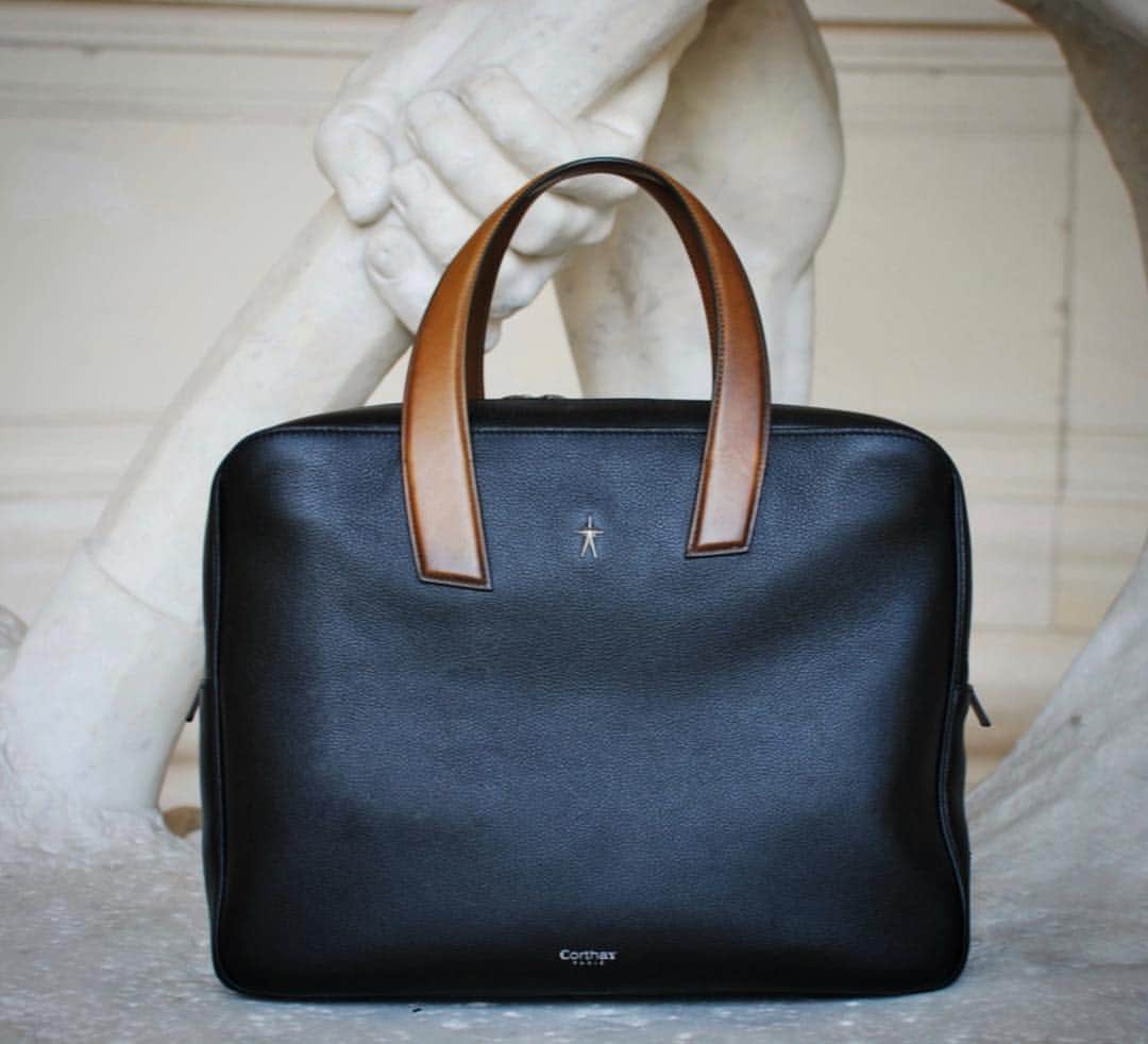 のインスタグラム：「💼 The Phileas briefcase in grained leather with Old Wood patinated handles, what more could we ask for? 💼 • • #Corthay #Paris #Phileas #Briefcase #Sac #DocumentHolder #Black #Grained #Leather #Cuir #Grainé #OldWood #Patina #Patine #VieuxBois #TheFinestAccessories #LaCouleurCestCorthay #Shoeporn」
