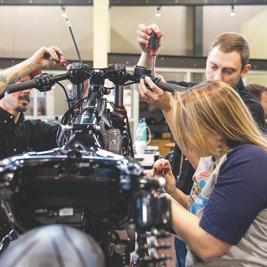 Harley-Davidsonさんのインスタグラム写真 - (Harley-DavidsonInstagram)「Here’s to spinning screwdrivers rather than pushing pencils... The #BattleoftheKings #HarleyDavidson bike build-off is coming. 👑  Go to h-d.com/botk to get a free sticker and learn how YOU get to help crown a winner.  #FindYourFreedom #USOnly」3月31日 1時05分 - harleydavidson