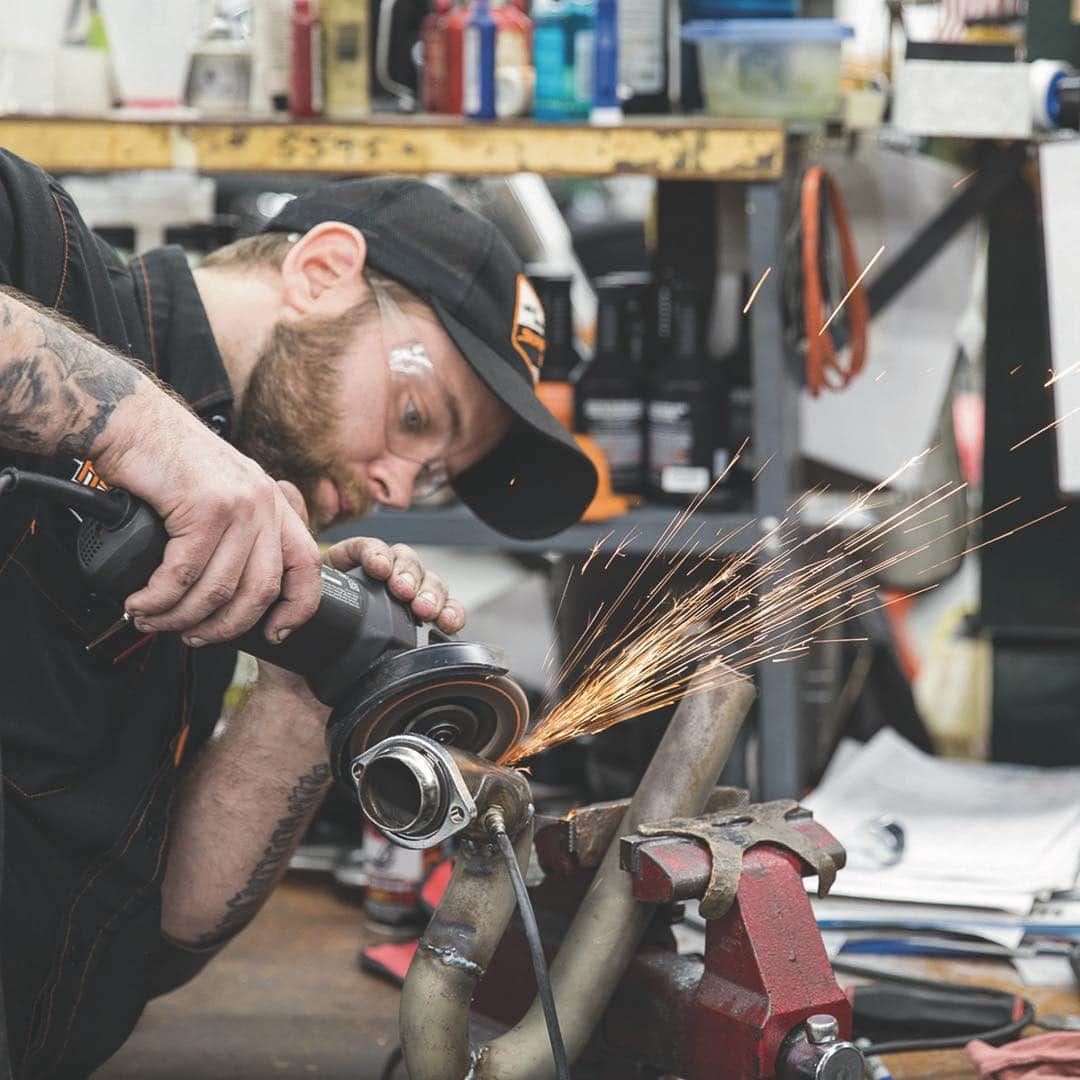 Harley-Davidsonさんのインスタグラム写真 - (Harley-DavidsonInstagram)「Here’s to spinning screwdrivers rather than pushing pencils... The #BattleoftheKings #HarleyDavidson bike build-off is coming. 👑  Go to h-d.com/botk to get a free sticker and learn how YOU get to help crown a winner.  #FindYourFreedom #USOnly」3月31日 1時05分 - harleydavidson