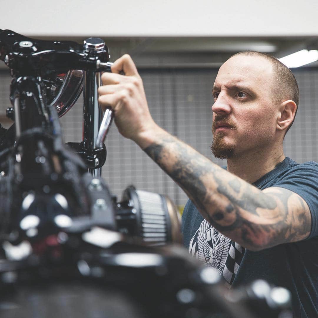 Harley-Davidsonさんのインスタグラム写真 - (Harley-DavidsonInstagram)「Here’s to spinning screwdrivers rather than pushing pencils... The #BattleoftheKings #HarleyDavidson bike build-off is coming. 👑  Go to h-d.com/botk to get a free sticker and learn how YOU get to help crown a winner.  #FindYourFreedom #USOnly」3月31日 1時05分 - harleydavidson