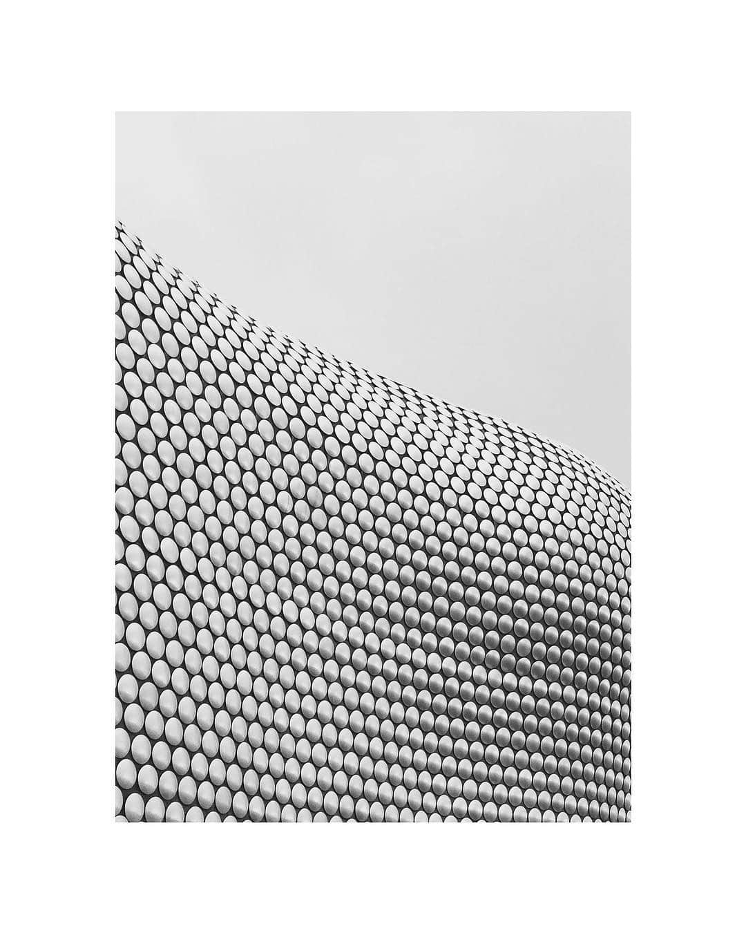 デイビット・ユーマンさんのインスタグラム写真 - (デイビット・ユーマンInstagram)「Come together. • With 15,000 spun aluminum discs, the façade of Selfridges’ store in Birmingham, England echoes how gemstones are precisely set in our Pavé tags. • #ArchitectureThatInspires #DavidYurmanMen  Photo by Paul Minani / Unsplash」3月31日 1時12分 - davidyurmanmen