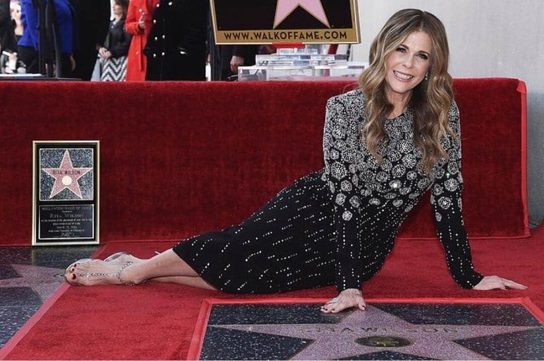 コリン・ハンクスさんのインスタグラム写真 - (コリン・ハンクスInstagram)「This lady not only got a star on the Hollywood Walk of Fame but also released her new record full of songs she has poured her heart and soul into. All on the same day. I could not be more proud of her. Congrats Mama!!!」3月31日 1時16分 - colinhanks