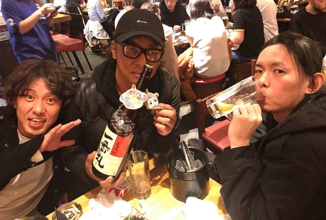 U太さんのインスタグラム写真 - (U太Instagram)「たまたまと偶然が重なって集まった、スカルシットのOTK先輩と打首の会長〜！ ライブ以外で会うのは珍しくて新鮮よね〜！ 撮影:よっし」3月31日 1時16分 - utasuxing