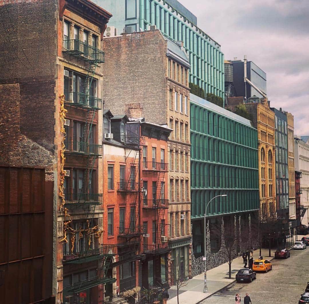 のインスタグラム：「Beautiful shot of Bond St. in Noho, the birthplace of Bond No. 9 fragrances! Via @nohonyc  #bondno9 #bondno9ny #newyork #newyorkcity #nyc #noho #bondst #fragrance #perfume #love」