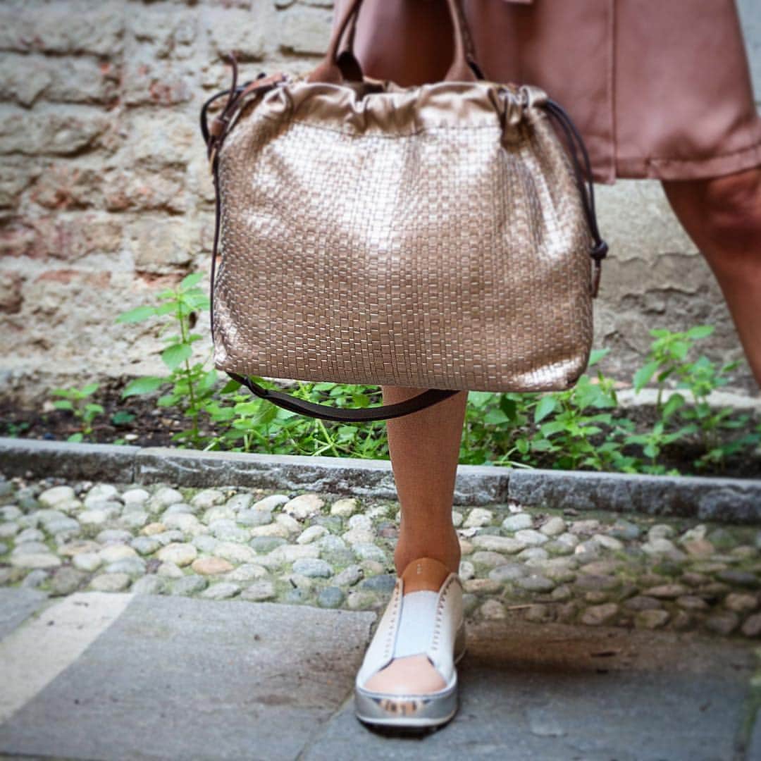 エンリーベグリンのインスタグラム：「New arrival Bag Maddalena Intreccio Cangiante Nude!!!! #vegtannedleather#bag#sneaker#henrybeguelin#nude#color#handmade#casual#chic#style#」