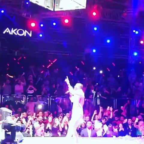 エイコンのインスタグラム：「This record never disappoints the freaky ladies in the crowd 😂😂」