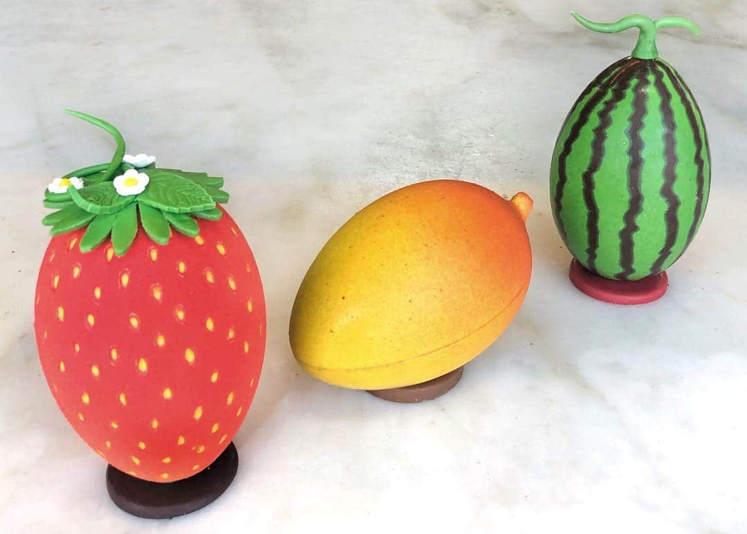 DOMINIQUE ANSEL BAKERYさんのインスタグラム写真 - (DOMINIQUE ANSEL BAKERYInstagram)「Meet our trio of chocolate Easter Eggs for NYC: *Berry Easter, made with Valrhona strawberry chocolate (a white chocolate with fresh strawberry notes), filled with dark and milk chocolate bonbons *Mango Mango, made with Valrhona passionfruit chocolate, filled with dark and milk chocolate bonbons *One in a Melon, made with dark chocolate and filled with chocolate raspberry bonbons  They’re available April 8-21 at #Soho and @DominiqueAnselKitchen. Preorders are on DominiqueAnselNY.com (Soho pick-ups) and DominiqueAnselKitchen.com (West Village pick-ups). #Easter #HappyEaster」3月31日 1時24分 - dominiqueansel