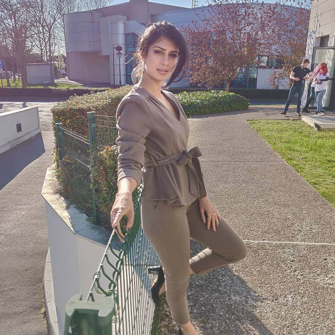 ティナ・デサイさんのインスタグラム写真 - (ティナ・デサイInstagram)「#Sense8con #paris  Outfit courtesy: @shopbloom  @sanyajain」3月31日 1時25分 - desaitina