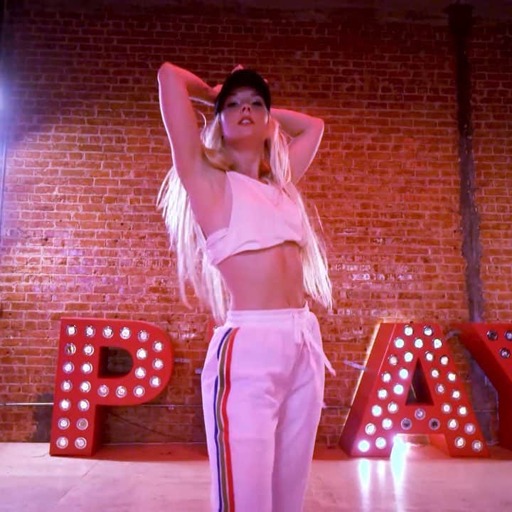 Nika Kljunのインスタグラム：「🌶 “They call me Nika mami, banging body, spicy mommy, hot tamale!” . The unreleased class footage from the first time I taught this routine. Still loving this song!!! 🌶 . #hottamale #cardib #ilikeitlikethat #nikakljunchoreography #hottests #dancingdolls #dancefamily #danceforyou #danceforlife #passionista #playgroundla」