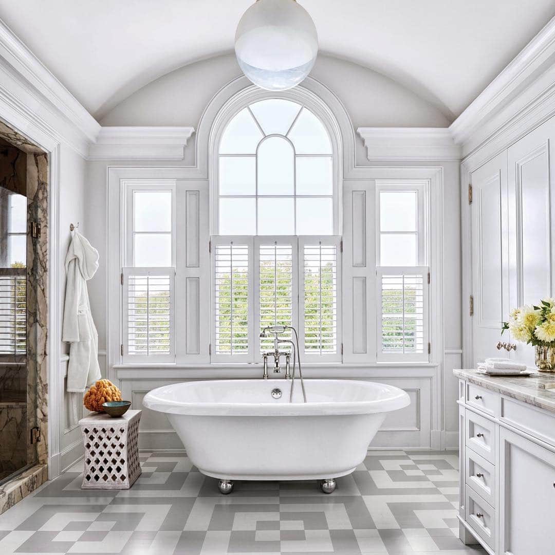 ELLE DECORさんのインスタグラム写真 - (ELLE DECORInstagram)「A neutral palette of whites and grays feels grand in this master bathroom designed by @brianjmccarthyinc in a  Southampton home. Here, the @kohler tub features @wtrwrks fittings, the pendant is by @urbanelectricco, and the walls are painted in Farrow & Ball’s All White. Click the link in bio for the full tour. Architecture by @randymcorrell and @ramsarchitects, construction by @jbialskypremieredesign, and photography by @thomasloof」3月31日 1時41分 - elledecor