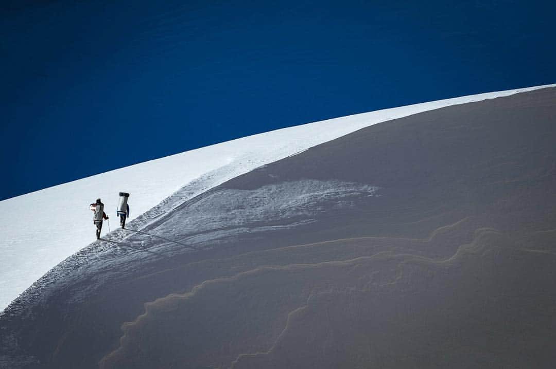 Cory Richardsさんのインスタグラム写真 - (Cory RichardsInstagram)「#Antarctica // Pictured here Freddie Wilkinson and Mike Libecki carry loads across an Antarctica snow drift on their way to “Bertha’s Tower”. Shot #onassignment for #natgeo  #mountains #adventure #climbing」3月31日 1時46分 - coryrichards