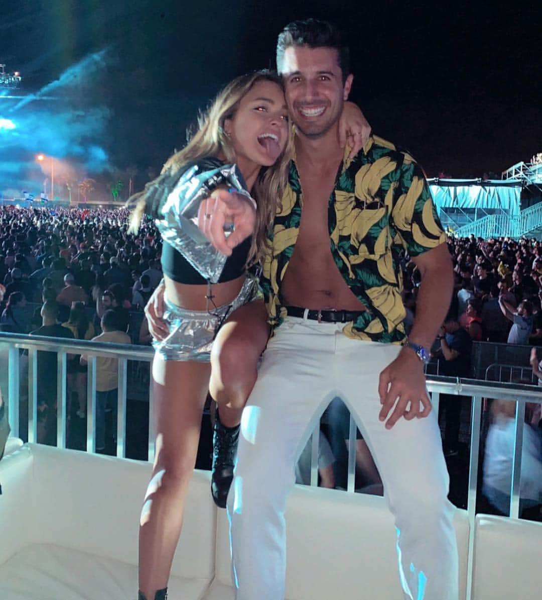 ヴェール・ゲンタさんのインスタグラム写真 - (ヴェール・ゲンタInstagram)「#ULTRA2019 what a timeeeee!! Epic night with my favorite people. Swipe through to see me really happy & excited @ultra 🕺🏼🍾 outfit: @lfthebrand」3月31日 1時49分 - valegenta